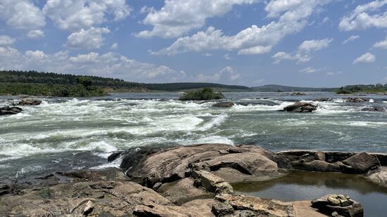 Wir bekommen ein tolles Mittagessen mit Blick auf die Wasserfälle-