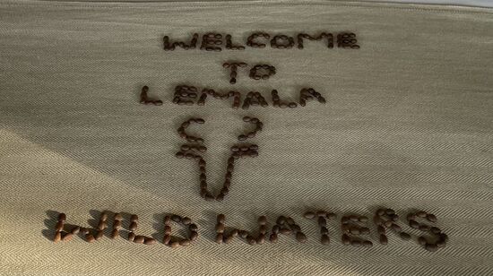 Das Bett ist liebevoll mit Kaffeebohnen dekoriert