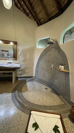 Dusche und Waschbecken aus Natursteinen