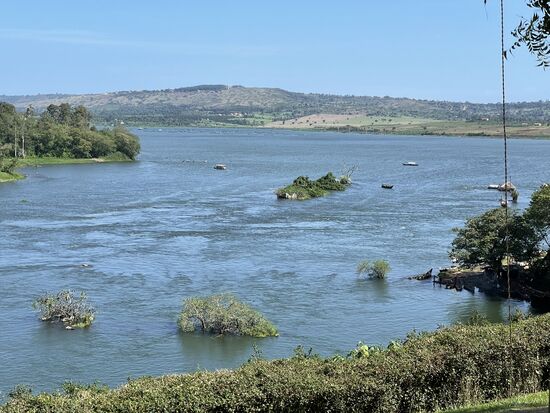 Dort hinten, sieht man die Strudel, an der Stelle entsteht der Nil