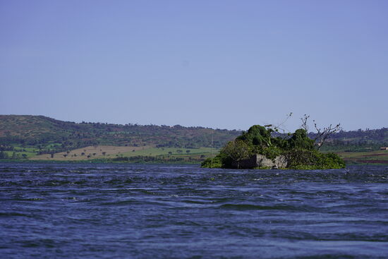 Es war einmal eine größere Insel an dieser Stelle- die ist leider dem hohen Wasserstand zum Opfer gefallen und nun verschwunden. Hier sieht man noch einen Rest mit einem verfallenen Gebäude