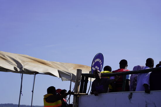 Touri-Plattform mit dem Schild „The source Nile“