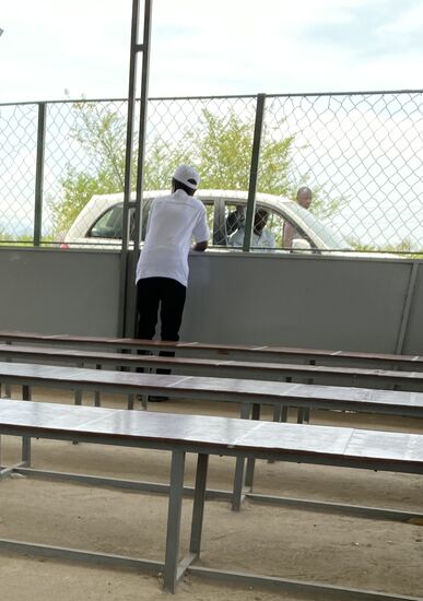 …wie im Knast…im Auto wartet Edvard auf uns…