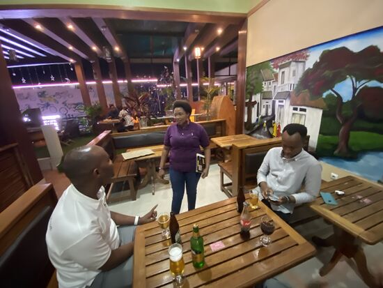 Der Junge möchte noch ein Foto mit uns und verschwindet dann—Edvard sagt, es ist der Sohn von…….vergessen von wem—jebenfalls kannten sie sich