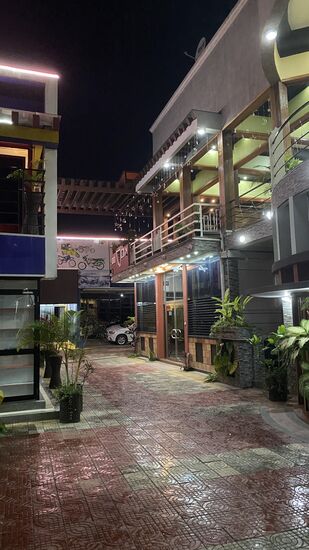 Alles ist von bewaffneten Militär bewacht—dort gehen wir rauf