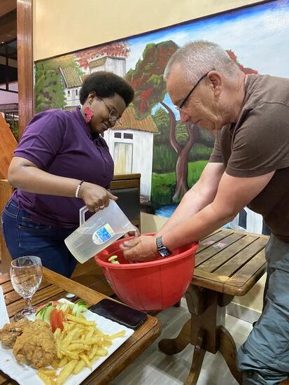 Vor dem Essen bringt man uns Wasser und Seife zum Hände waschen—dieser Service gehört zu vielen Restaurants