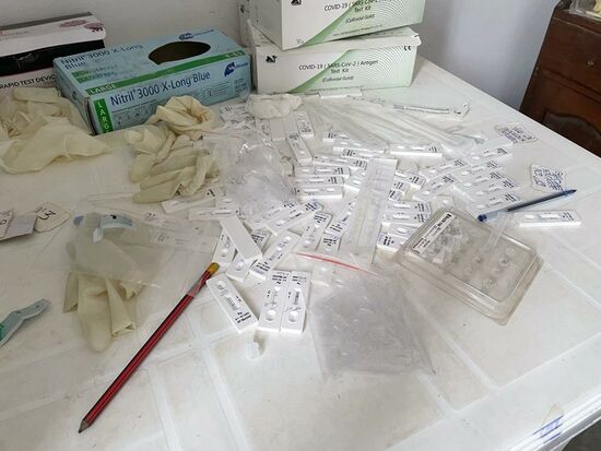 Thomas ist zuerst dran —als der Beamte einen Moment aus dem Raum geht, macht er schnell ein Foto von dem Chaos