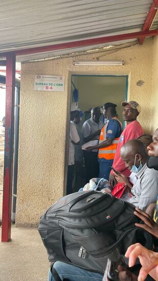 Endlich geht das System wieder und Edouard kommt mit den Zetteln raus