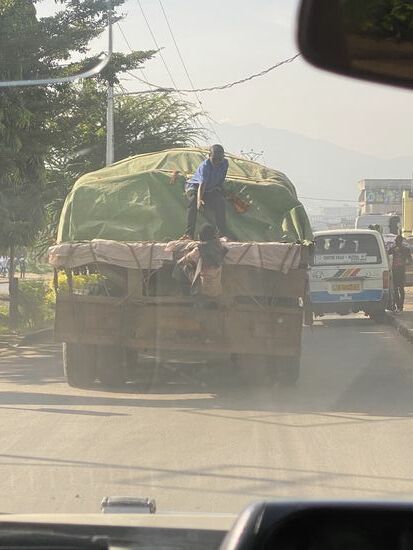 Erstmal durch die Hauptstadt Bujumbura: hier sehen wir wie Kinder auf fahrende Fahrzeuge aufspringen, ein Stück mitfahren und dann wieder runterspringen—das ist hier ein beliebter Zeitvertreib