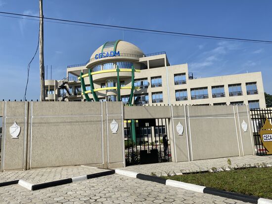 Das ist eine Bank für die UN-Beschäftigten—keine Ahnung, warum die eine eigene Bank haben—-