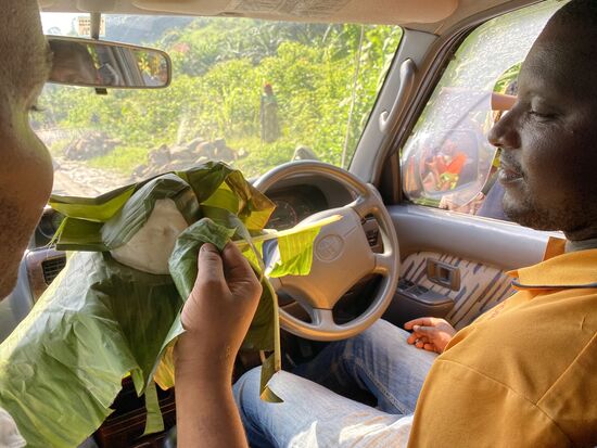 Das ist Maniok—aus einer Wurzel wird dieser Teigklumpen geformt. Man knetet es mit den Fingern und isst es zu Fleisch und Soße als sättigende Beilage
Hat kaum Vitamine oder Mineralien —