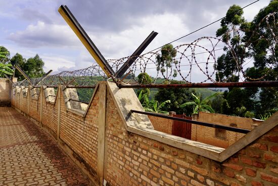 Zum lunch stoppen wir im „Chalet la concorde Hotel“ - das gehört einem Bekannten von Edvard und hier essen wir Pizza
Auch hier ist alles eingezäunt