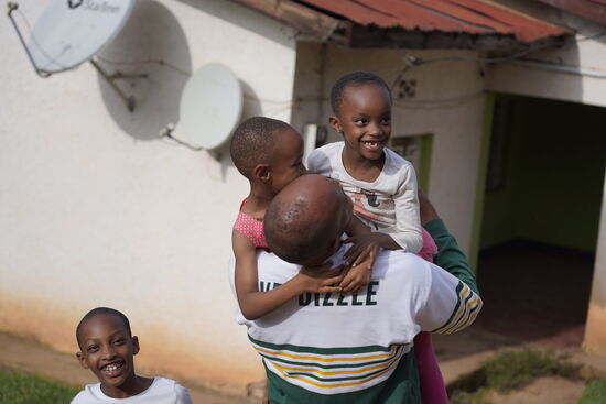 Seine Tochter begrüßt ihn überschwenglich