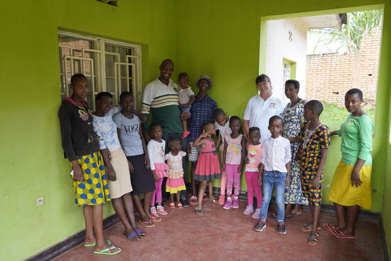 Neben mir ist die Frau von Edvaed—bald kommt das dritte Kind