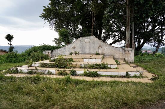 Der letzte König Burundis war: Mwambutsa IV. Er war 50 Jahre König, ging 1966 in die Schweiz ins Exil, nachdem sein ältester Sohn während des Unabhängigkeitskrieges ermordet wurde und sein Zweitgeborener ihn abgesetzt hat. Er musste dann auch mit ansehen, wie auch der 2. Sohn ermordet wurde und ging dann in die Schweiz ins Exil.