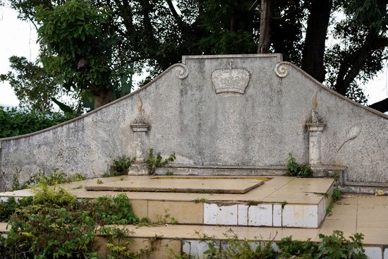 1977 starb Mwambutsa IV im Exil. Er hatte zu Lebzeiten verfügt, dass seine Überreste nicht nach Burundi gebracht werden. Die Burundische Regierung hatte jedoch dieses Mausoleum errichten lassen und zur Versöhnung wollte man die Gebeine anlässlich des 50. Jahrestages der Unabhängigkeit von Belgien nach Hause überführen. Doch dazu ist es nie gekommen. 
Die Halbschwester der Tochter des Königs (Colette)  gab ihr Einverständnis für die Exhumierung in der Schweiz, aber die Nichte Mwambutsas opponierte und klagte, dass der letzte Wunsche des Königs zu rechtfertigen sei. 
Die Schweizer Regierung stoppte die Rückführung, verurteilte Colette wegen Störung der Totenruhe. Es gab einen ewigen Rechtsstreit, der immer noch anhält. Bis zur endgültigen Entscheidung ruht Mwambutsa IVV in einem Feuerwehrdepot in Meyrin (Schweiz) und diese Gruft hier bleibt unbenutzt.