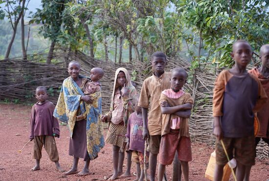 ALs wir ankommen, ist das ganze Dorf versammelt und wartet auf uns