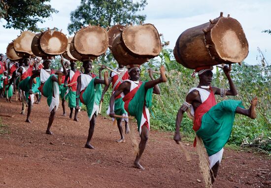 Mit Hingabe wird getrommelt und getanzt