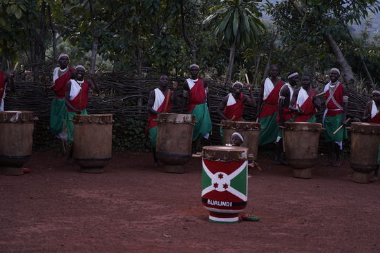 Der kleine Trommler ist genial: auch er trommelt, und tanzt