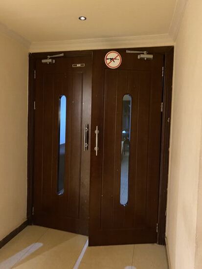 Auch hier wieder der Hinweis: Waffen verboten 
Das Schild sieht man auch auf vielen Autos