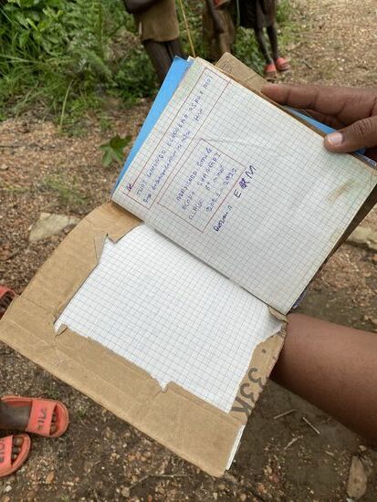 Eingebunden wie meine Eltern es früher hatten.
Wir schauen auch in die Stift-Schatulle mit dem mageren Inhalt. Ich lege jedem einen der Stifte rein, die wir gestern in dem indischen Supermarkt als Geschenk bekamen und die Augen der beiden leuchten