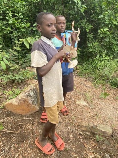 Dann treffen  wir 2 Schulkinder, die gerade aus der Schule kommen—sie haben auch Speise-Pilze gesammelt—da wird sich die Mama sicher freuen!!