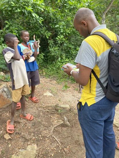 Evrard läßt sich mal die Schreibhefte zeigen