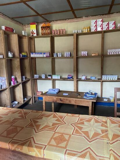 Wir besuchen noch einmal eine Apotheke und kaufen hier IBUprofen ein , Thomas hat Zahnschmerzen bekommen