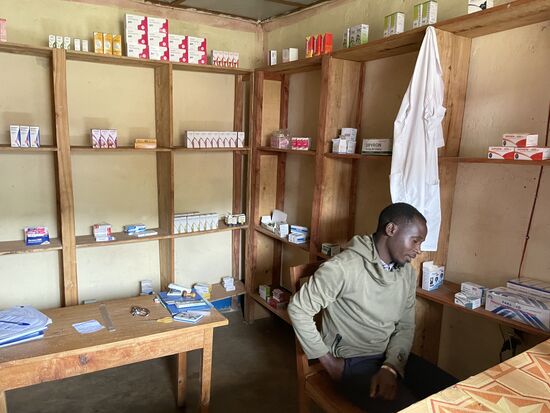 Die Apotheke ist ganz klein und in einem der Dörfer auf dem Weg