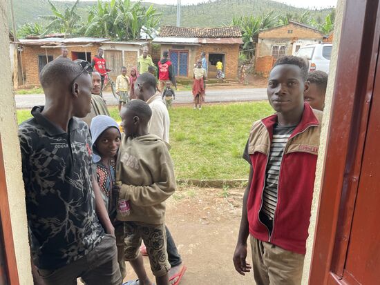 Vor der Tür versammeln sich wieder viele Schaulustige um die „Muzungo“ zu bestaunen