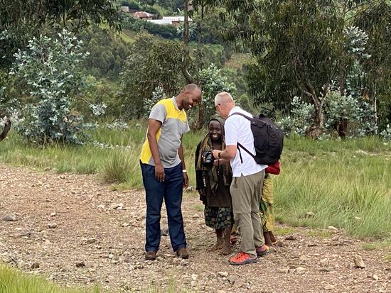 Wir verlassen die Quelle und gehen zur Pyramide. Auf dem Weg gesellen sich gleich wieder Kinder zu uns, Thomas muss Fotos mit der Kamera machen und ihnen zeigen.