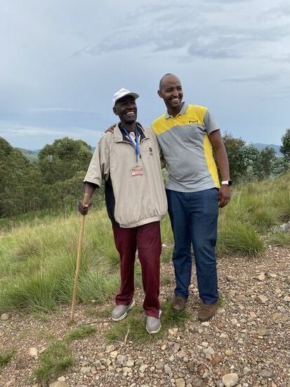 Lustigerweise ist der alte Herr ein Schulkamerad von Evrards Vater und sie waren auch gemeinsam bei Militär.
Das hat er gerade aus den Erzählungen gehört. Der alte Herr hat sich sehr gefreut, dass Deutsche kommen und bittet uns, mal in Hagen nach Nachkommen von Dr. Burkhart zu suchen,