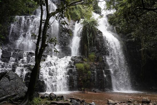 Rechts neben dem Wasserfall ist eine Höhle. Die Burundis glauben, wenn die Frauen Kinder möchten und sich in diese Höhle begeben, klappt es mit dem Kinderwunsch-
Ich denke, bei der Bevölkerungsdichte klappt es auch ohne Höhle…