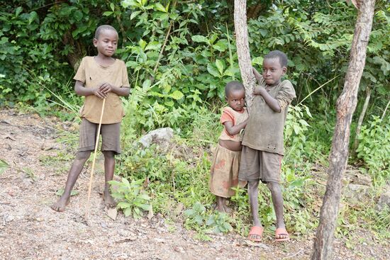 Manche der Kinder sind sehr scheu, andere kontaktfreudig. Neugierig sind alle.