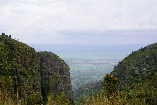 Hier sind wir im Camp der Deutschen. Im 1. Weltkrieg haben hier die Deutschen  - von Tansania kommend (im Hintergrund bei den Bergen) - gegen die Belgier, die die Kolonialmacht waren, gekämpft. Heute wird dieses Camp von der burundischen Armee genutzt. Um eine Beförderung zu erhalten, müssen die Soldaten sich hier abseilen und wieder hochklettern. Nur wer dies schafft, erhält den höheren Rang.