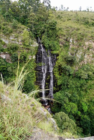 Auch auf diesen Wasserfall müssen die Soldaten klettern