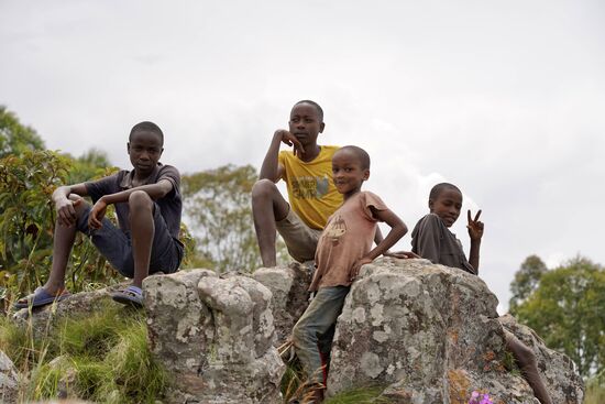 Natürlich haben sich sofort einige Kinder versammelt. Hierher kommen sehr wenige Touristen - schon gar nicht Muzungos. Muzungos sind die weissen Menschen. Wir haben dieses Wort in den letzten Wochen häufig gehört. Es ist kein Schimpfwort sondern die Bezeichnung für die Hellhäutigen.