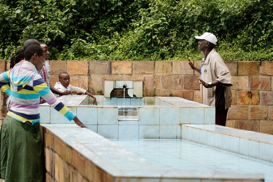 Es geht weiter zur Quelle des Nils. Der Aufmerksame Leser/Leserin wird jetzt sagen „das war doch in Uganda“. Nun: es ist immer eine Sache, mit wem man spricht. Die Menschen in Uganda behaupten, der Nil entspringt aus dem Victoria-See heraus. Hier in Burundi sieht man das anders und verweist darauf, dass ein Deutscher schließlich die Quelle gesucht und gefunden hat. Dazu gleich mehr.
Der nette Herr hier ist in seinem Element. Er spricht nur Französisch, aber unser Guide Evrard übersetzt