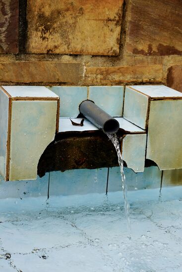 Das Wasser, welches hier aus der Erde kommt, gründet den Weißen Nil und mündet als Blauer Nil in Ägypten im Mittelmeer. Mehr als 6000 km. Dieser Punkt hier ist der südlichste Ursprung.
Es handelt sich hier jedoch um eine Wasserscheide. Auf der anderen Seite dieses Berges fließt das Wasser in Richtung Kongo und von dort in den Atlantik.