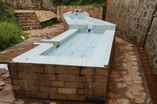 Es sind sehr wenige Touristen hier, aber wenn welche kommen, dann werden sie gleich zur Kasse gebeten. 20 USD kostet der Besuch und die Führung.