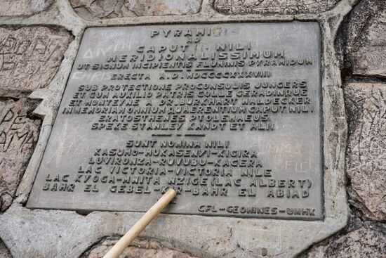 Unser Führer erläutert an der Pyramide, dass der Deutsche Dr. Burkhart Waldecker die Quelle entdeckt hat. Er sei in Ägypten gestartet und ist 4 Jahre lange dem Lauf des Nils gefolgt - zu Fuß. Viele Tausend Kilometer. 1937 hat er dann die Quelle entdeckt. Als erster, nachdem andere gescheitert sind. Unter anderem Henry Stanley und David Livingstone. Hierzu später mehr.
Burkhart wurde in Hagen geboren und war ein Deutsch-belgischer Afrikaforscher. Ihm gelang es, den Nil zurück zu verfolgen und er fand die Quelle. Er hatte die Idee, die Pyramide zu bauen - von Pyramide zu Pyramide soll sein.Weg gewesen sein.
Er brauchte ein Jahr, um. Sponsoren zu finden. Er bekam Zement, der über viele Hundert Kilometer getragen wurde.