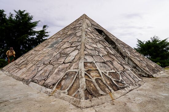 Leider haben viele Touristen ihre Initialien in die Steine geritzt.
