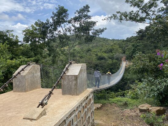 Auf zur nächsten Kaskade—hier ist eine Hängebrücke über der Schlucht