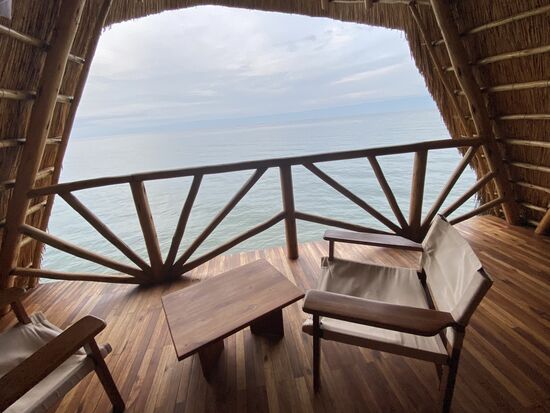 Blick vom Balkon- das Haus befindet sich auf Stelzen im See