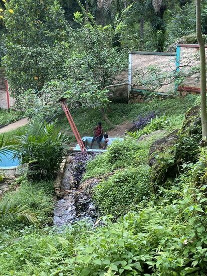Als der Regen nachgelassen hat, suchen wir noch die Quellen auf. Die ganz heiße hat wie gesagt um die 50 Grad, eine weitere ca. 35 Grad und eine ist kalt. Woher das heiße Wasser kommt, konnte uns niemand sagen. In dieser Region gibt es keine Vulkane.
