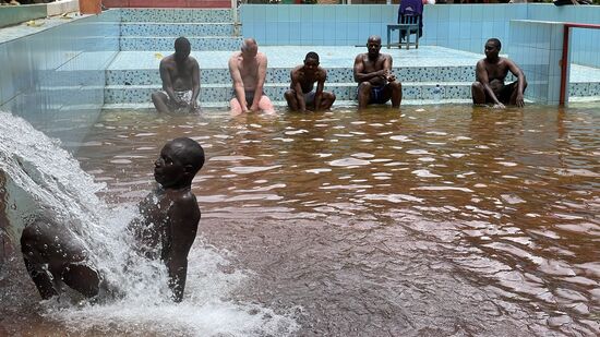 Es ist ein Genuss, hier im Becken zu sitzen, aber es ist auch anstrengend und ermüdend.