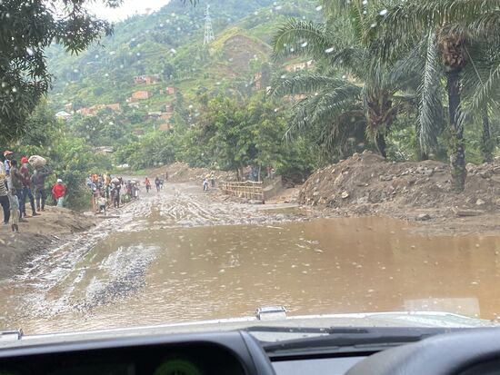 Oben in den Bergen hat es starke Regenfälle gegeben und das Wasser kommt nun von den Bergen runter. In Flüssen und Bächen. Und alles wird überschwemmt.