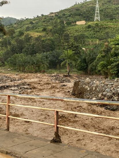 Wenn es hier regnet, dann richtig! Das Wasser rauscht die Straße runter