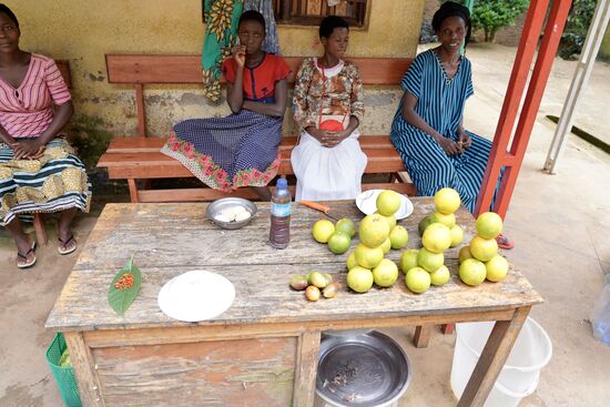 Wir bekommen Hunger und kaufen uns Bananen und Nüsse.