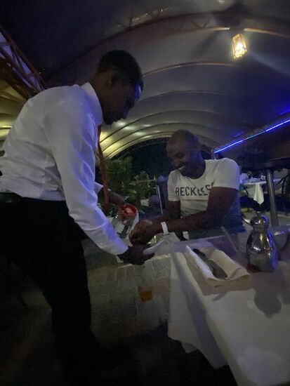 Wir treffen uns in einen guten Stadthotel mit Live-Musik und essen „Makeke“ das ist der Fisch hier aus dem Tanganyke-See—vorher gibt es wieder die Händewaschen-Prozedur